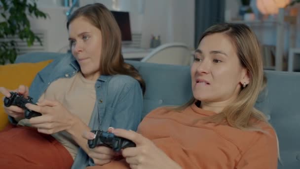 Χαρούμενοι μαθητές φίλοι που διαγωνίζονται σε βιντεοπαιχνίδια παίζοντας μαζί στο σπίτι και μετά κάνουν κόλλα πέντε. — Αρχείο Βίντεο