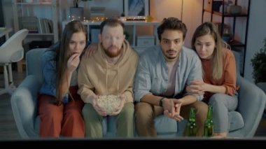 Bir grup öğrenci akşamları televizyonda gerilim filmi izleyip ekranda patlamış mısır yemekten korkuyorlar.