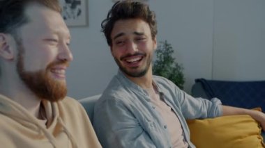 Kafkasyalı ve Orta Doğulu erkekler gülerek, bira içerek, akşamları evde televizyon seyrederek konuşuyorlar.