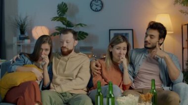 Mutlu arkadaşlar çeşitli gruplar TV seyrediyor kameraya bakıyor ve geceleri ağlıyorlar.