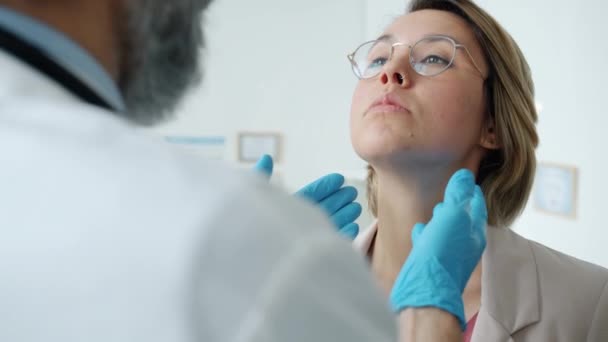 Médico realizando exame médico verificando jovem paciente no escritório do hospital — Vídeo de Stock