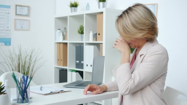 Nervo giovane paziente donna in attesa di medico in ufficio ospedaliero sensazione di preoccupazione — Video Stock