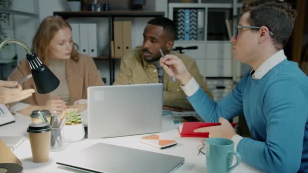 Diverse groep zakenmensen bespreken ideeën die 's nachts in het donker op kantoor werken — Stockvideo