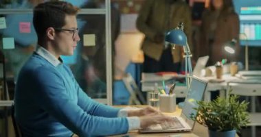 İş adamlarının iş etkinliğine odaklanmış dizüstü bilgisayar kullanarak zaman aşımı portresi