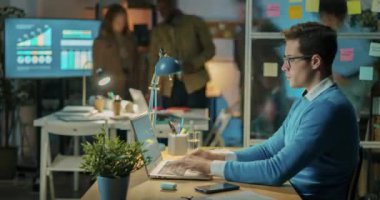 Laptop kullanan ve iş arkadaşlarına yardım eden hırslı işadamlarının zaman aşımı