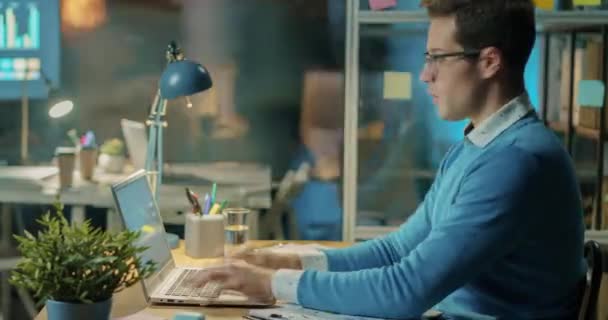 Time lapse van zakenman werken in kantoor de hele nacht met behulp van laptop dan slapen aan het bureau — Stockvideo
