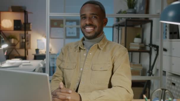 Portrait d'un entrepreneur afro-américain prospère dans un bureau sombre avec ordinateur portable — Video