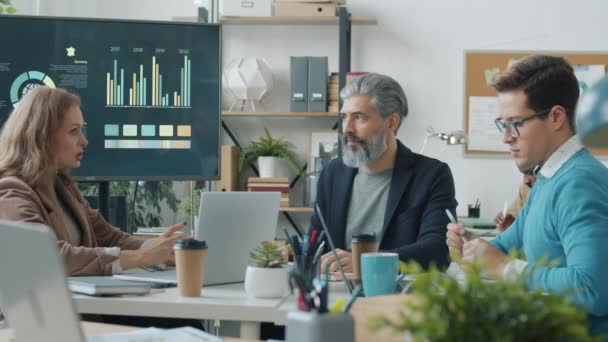 Grupo de funcionários conversando discutindo projeto trabalhando em escritório moderno juntos — Vídeo de Stock