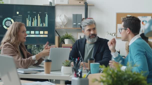 Багатонаціональна команда офісних працівників обговорює бізнес робочі розмови за столом у залі засідань — стокове відео
