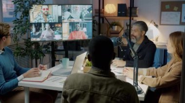 İş yerindeki video görüşmeleri sırasında çok ırklı iş arkadaşlarıyla konuşan iş adamları