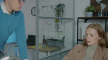 Çeşitli iş adamları ve kadınlar karanlık ofiste beyin fırtınası yapmayı konuşuyorlar.