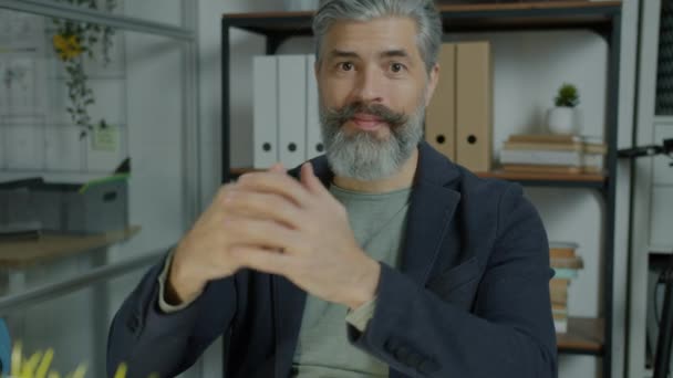 Homme d'affaires prospère discutant du travail lors d'une réunion virtuelle parlant et montrant un geste correct au bureau — Video