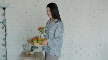 Sevgi dolu eş, mutlu kocaya kahvaltı getiriyor. Öpüşüyor, sabah yatakta keyifli vakit geçiriyor.