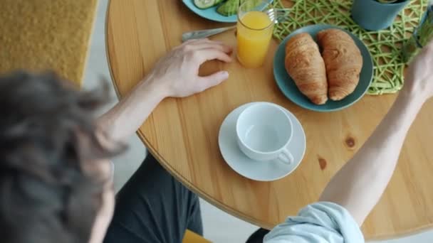 Vista superior de mans mano verter café en taza durante el desayuno en casa — Vídeos de Stock