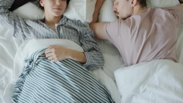 Vista superior de pareja joven hombre y mujer durmiendo en la cama en casa — Vídeo de stock