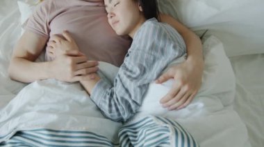 Kız arkadaş ve erkek arkadaşın yatakta yatması, sevgiyi ifade etmesi.