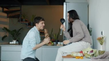 Evdeki mutfakta şarkı söyleyip dans eden binlerce yıllık neşeli sevgili.