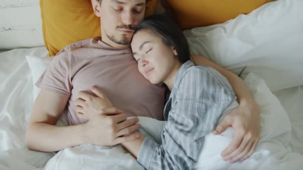 Vista superior do belo casal homem e mulher dormindo na cama juntos — Vídeo de Stock