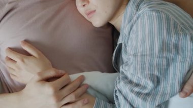 Kadın ve erkeğin sıcak battaniyenin altında sarılıp birlikte uyuduğu en iyi görüntü.