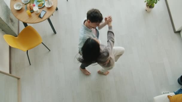 Widok z góry wesoły para młodzieży taniec razem w pięknej kuchni — Wideo stockowe