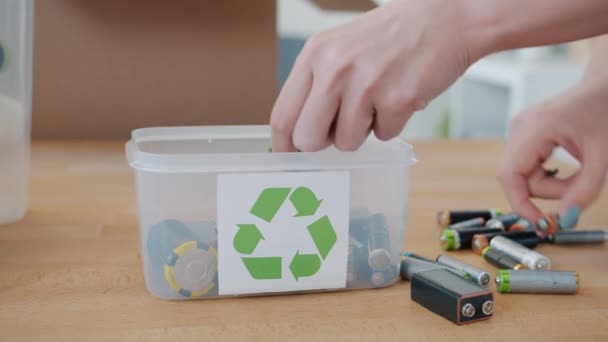 Vrouwelijke Handen Zetten Oude Gebruikte Batterijen Container Met Recycling Symbool — Stockvideo