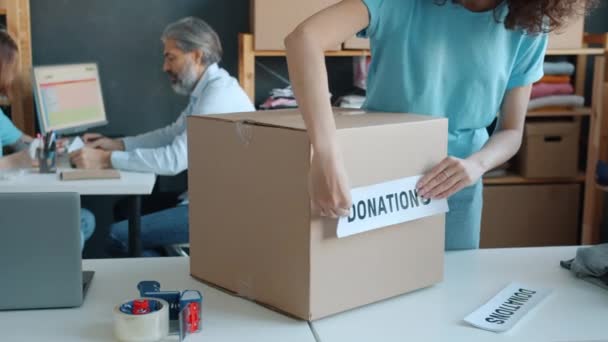 Primer Plano Activista Empresa Caridad Preparando Cajas Cartón Para Donación — Vídeo de stock