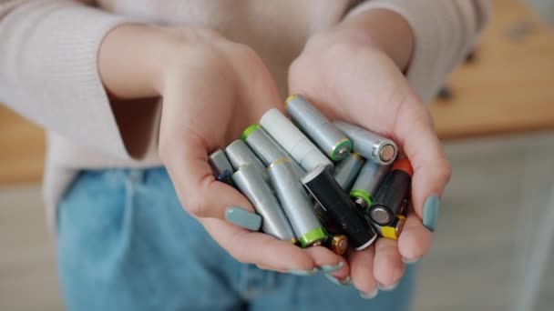 Close Baterias Usadas Antigas Mãos Femininas Prontas Para Reciclagem Dentro — Vídeo de Stock