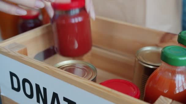 Close Caixa Madeira Com Alimentos Dentro Mãos Humanas Voluntários Colocando — Vídeo de Stock