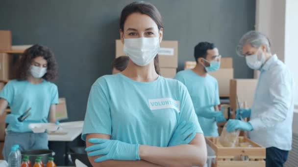 Retrato Voluntária Vestindo Máscara Médica Luvas Empresa Caridade Olhando Para — Vídeo de Stock