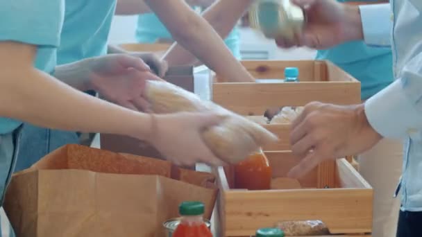 Närbild Händer Sätta Livsmedel Behållare Samla Donation För Välgörenhet Upptagen — Stockvideo