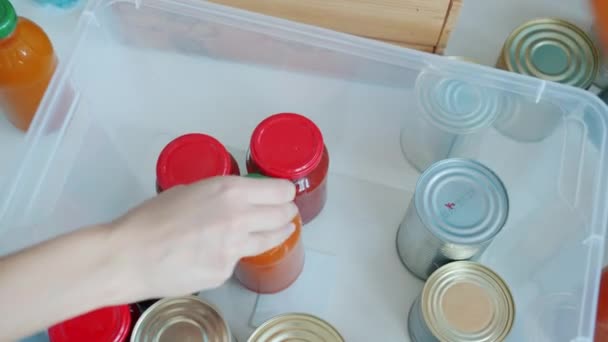 Vista Alto Ângulo Das Mãos Voluntários Colocando Alimentos Conservas Enlatadas — Vídeo de Stock