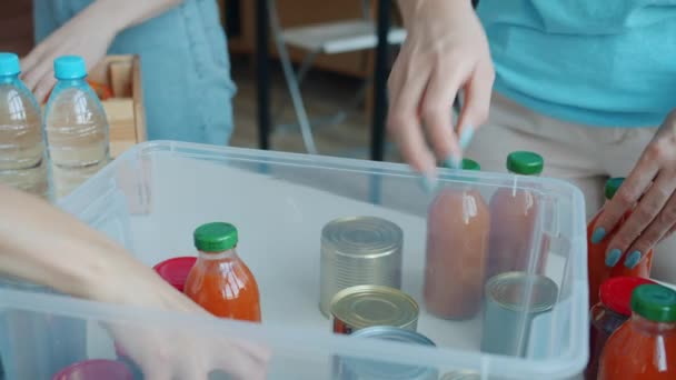 Close Van Vrijwilligers Handen Zetten Eten Drinken Container Voor Donatie — Stockvideo