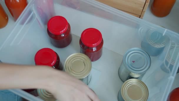 Ovanifrån Händer Sätta Konserverad Mat Och Juice Flaskor Behållare För — Stockvideo