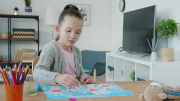 Retrato Criativa Menina Pintura Quadro Mãos Com Corações Sentados Mesa — Vídeo de Stock