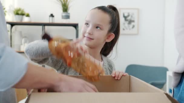 Søte Barn Som Sorterer Avfall Mens Foreldre Tar Plast Glassbeholdere – stockvideo