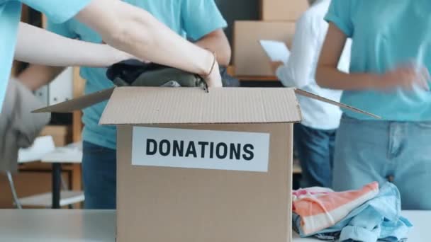 Close Van Kartonnen Doos Voor Donatie Menselijke Handen Zetten Gebruikte — Stockvideo