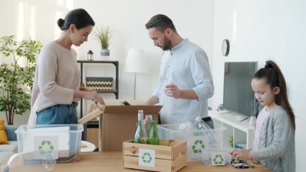 가족들은 아파트에서 재활용을 쓰레기를 환경을 보호하는 용기에 플라스틱을 남녀노소 — 비디오