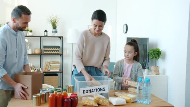 Mamma Pappa Och Liten Unge Packar Matvaror För Donation Hjälper — Stockvideo