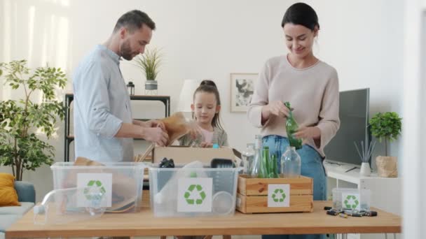 Zpomalený Pohyb Matky Otec Dcera Třídění Recyklovatelného Odpadu Dávat Krabic — Stock video