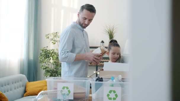 Padres Hijos Clasificando Basura Preparando Cajas Para Reciclaje Concentradas Salvar — Vídeos de Stock