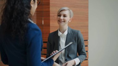 Modern ofis kapalı konuşmak iki iş kadınları iş arkadaşları