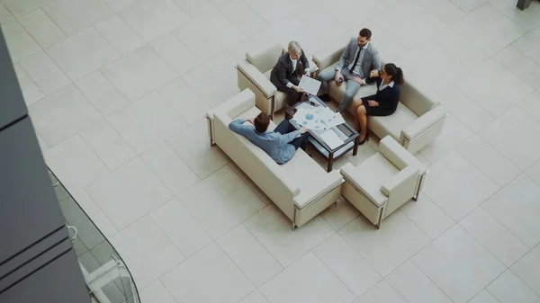 Vista Superior Del Grupo Colegas Negocios Discutiendo Cartas Financieras Sentados — Foto de Stock