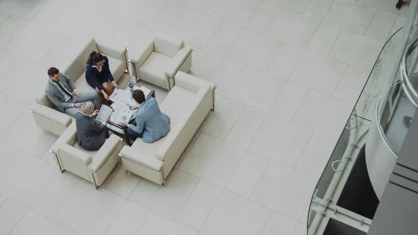 Vista Superior Del Grupo Colegas Negocios Discutiendo Cartas Financieras Sentados — Foto de Stock