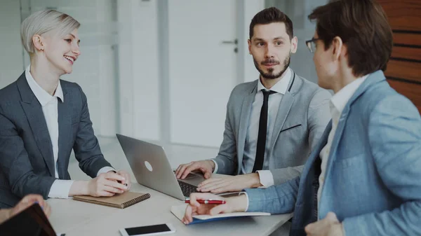 Empresario Discutiendo Futuro Proyecto Negocio Con Colegas Masculinos Femeninos Sentados — Foto de Stock