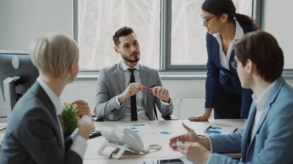 Jovem Empresário Conversando Com Colegas Masculinos Femininos Sentados Mesa Escritório — Fotografia de Stock