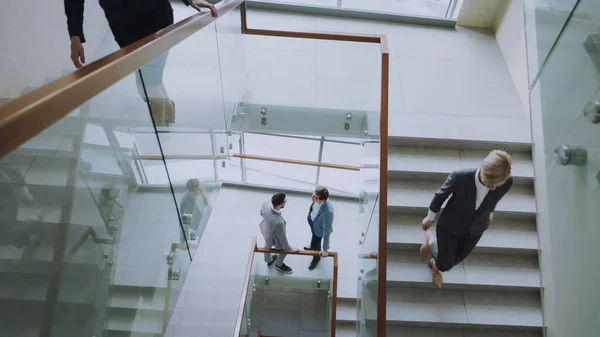 Két Üzletember Felülnézet Találkoznak Lépcsőház Modern Office Központban Beltéri Beszél — Stock Fotó