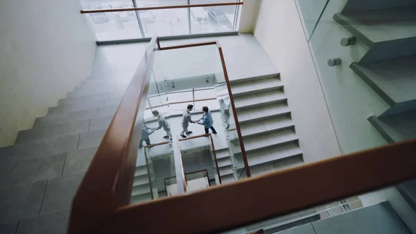 Vista Superior Dois Homens Negócios Reúnem Escadas Moderno Centro Escritórios — Fotografia de Stock