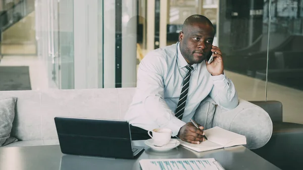 Porträt Eines Afrikanisch Amerikanischen Geschäftsmannes Der Mit Dem Smartphone Spricht — Stockfoto