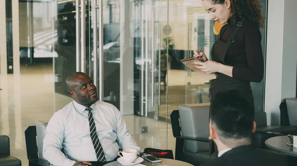 Feliz Hombre Negocios Afroamericano Sonriendo Bebiendo Café Discutiendo Puesta Marcha — Foto de Stock