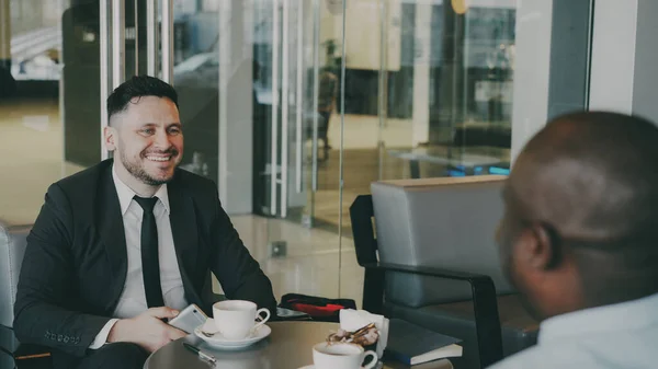 Dois Empresários Multi Étnicos Sentados Sorrindo Discutindo Sua Startup Café — Fotografia de Stock